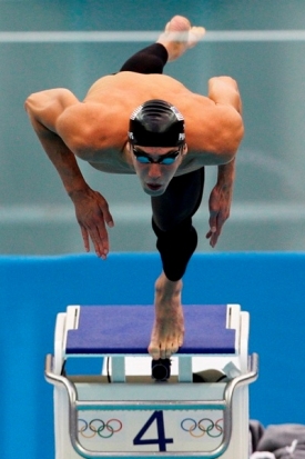 Phelps krátce po startu.